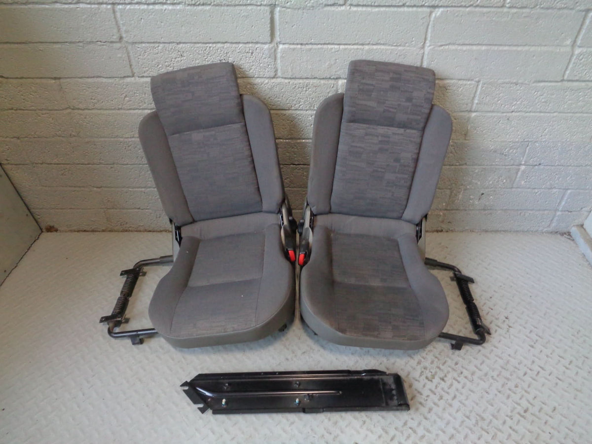 Discovery 2 Dickie Seats Pair Grey Fabric Cloth 3rd Row Land Rover B06091