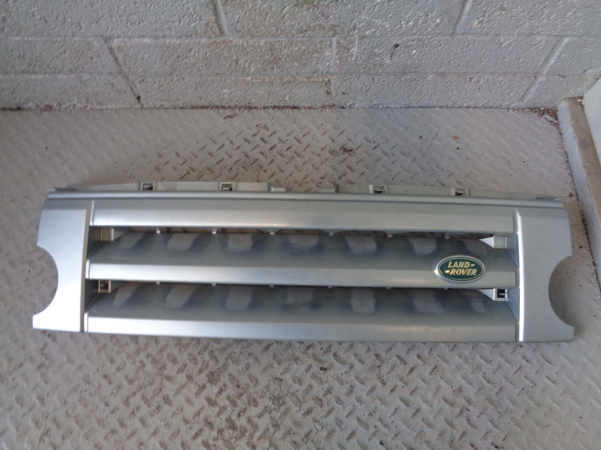 Discovery 3 Grille Front Arctic Frost Land Rover 2004 to 2009 K02015