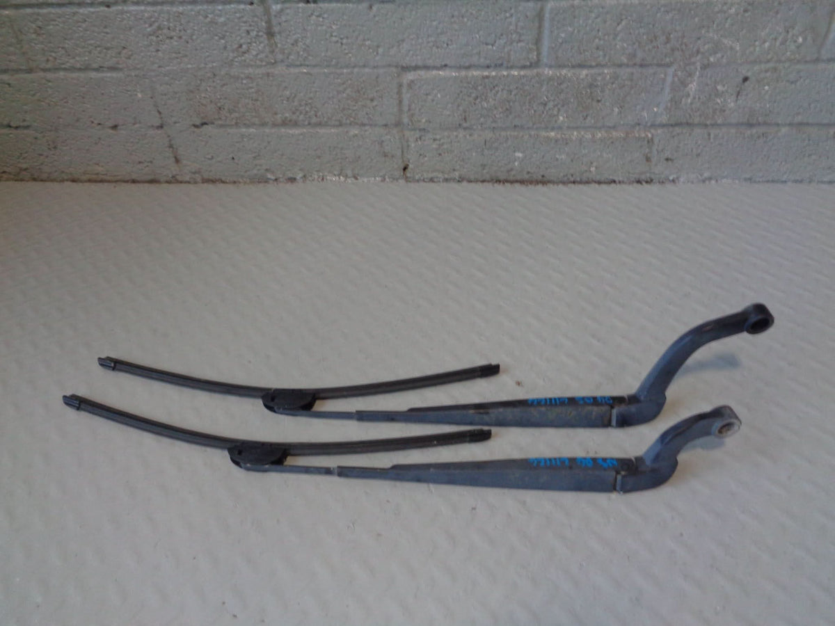 Discovery 4 Wiper Arms Front Pair of Windscreen Land Rover 2009 to 2014