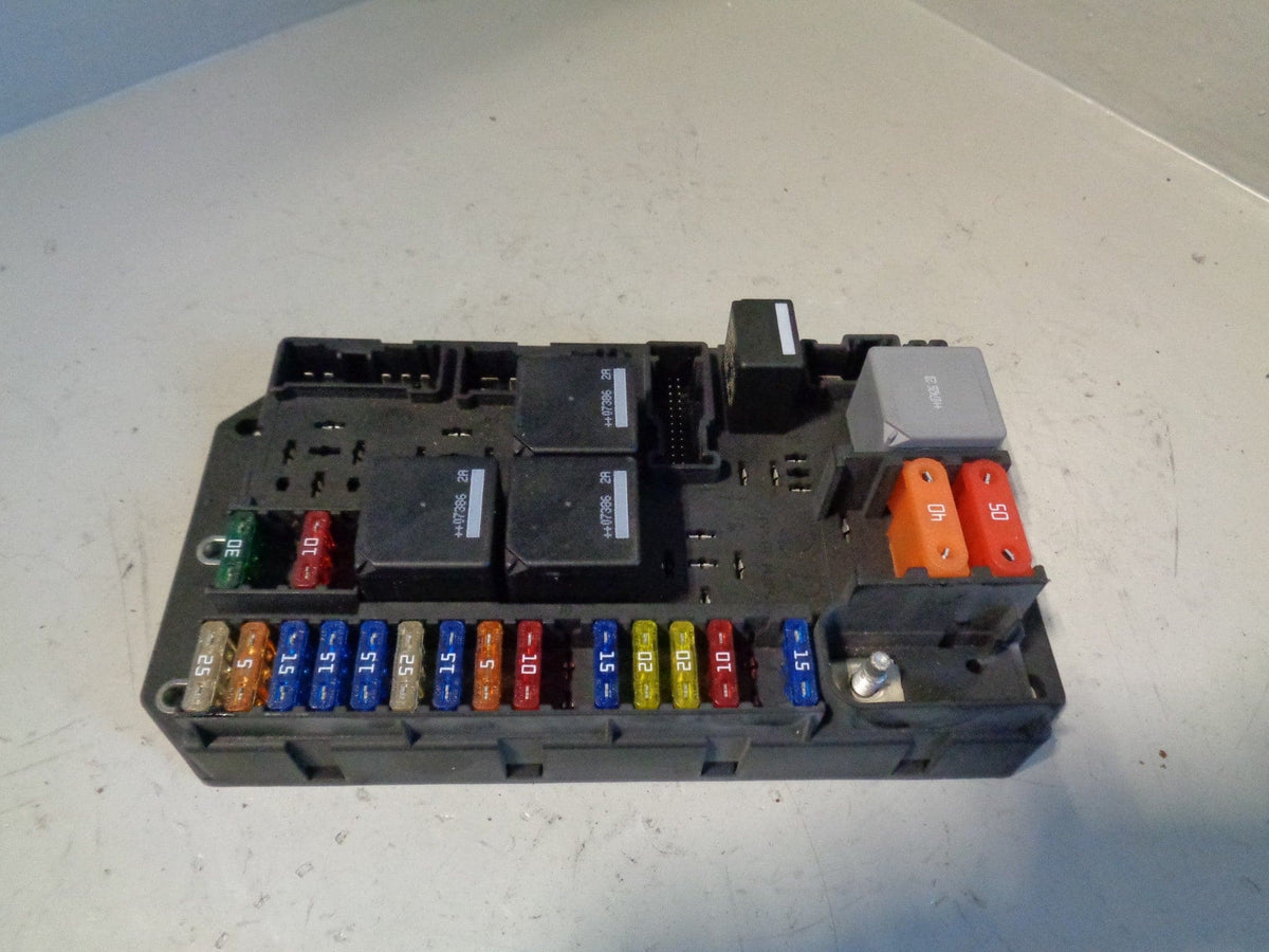 Range Rover L322 Fuse Box 3.6 TDV8 YQE500390 Engine Bay 2006 to 2010